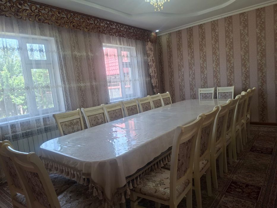 Стол с стульями.