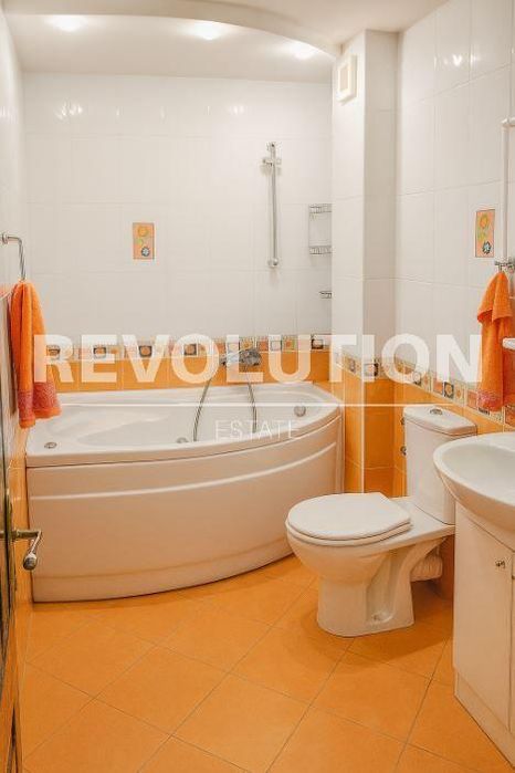 Дава се под наем Тристаен апартамент в Варна, Център - 118 кв.м за 690 € - Снимка #5