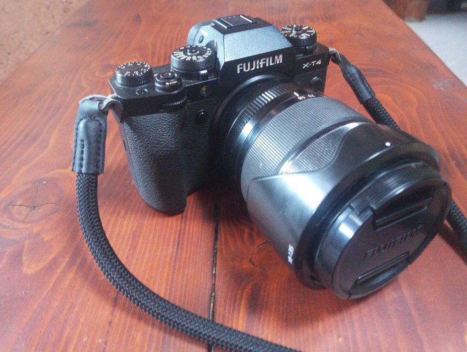 Aparat foto Fujifilm X-T4 împreună cu obiectiv 18-135mm