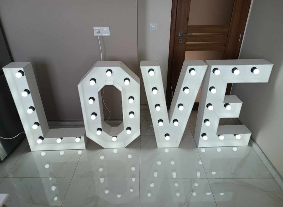 Цифри c осветление и светещи надписи под наем