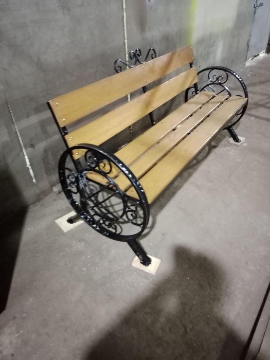 Лавочка с элементами ковки