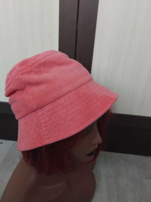 НОВА дамска шапка модел -  кофа / идиотка