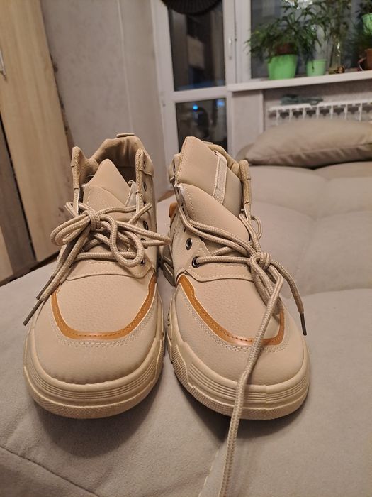 Продам новые ботинки