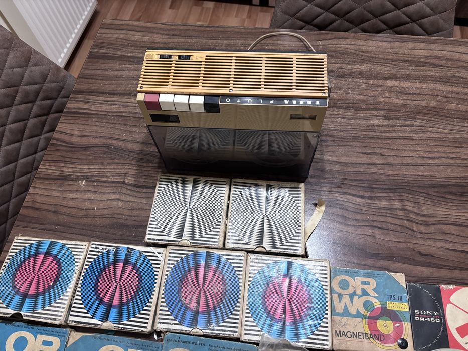 Magnetofon Tesla Pluto