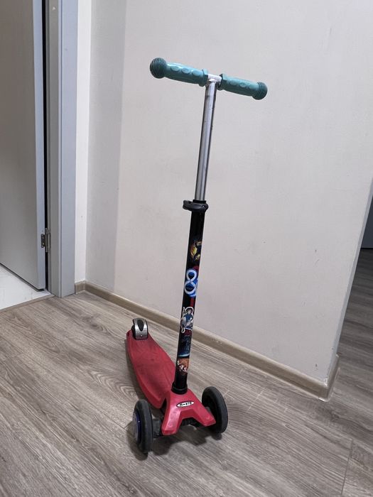 Продам Детский Самокат Micro красный