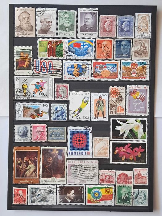 Продавам пощенски марки - четиристотин и четиридесет броя.