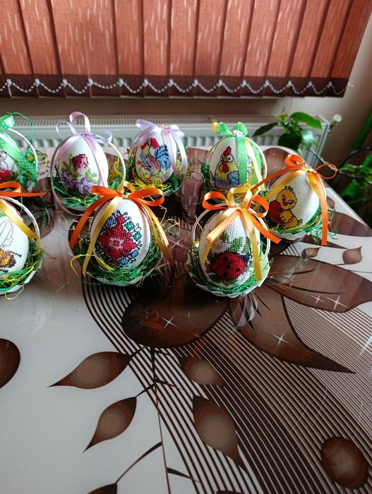 Ръчно бродирани Великденски яйца.Размер 6см./8см!Цена 8€!