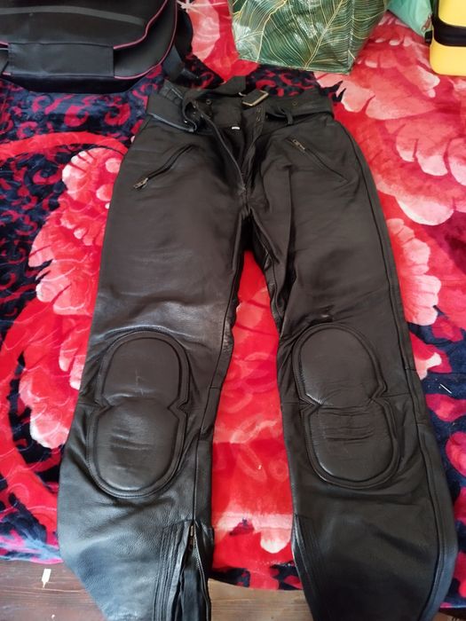 Pantaloni motociclism foarte frumoși și rezistenți ,piele