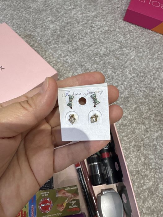 Целый бокс Разной косметики:парфюм, 6 помад 2 карандаша для губ, сереж