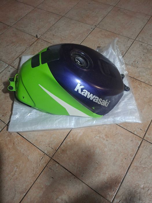 Резервуар за KAWASAKI ZX6R