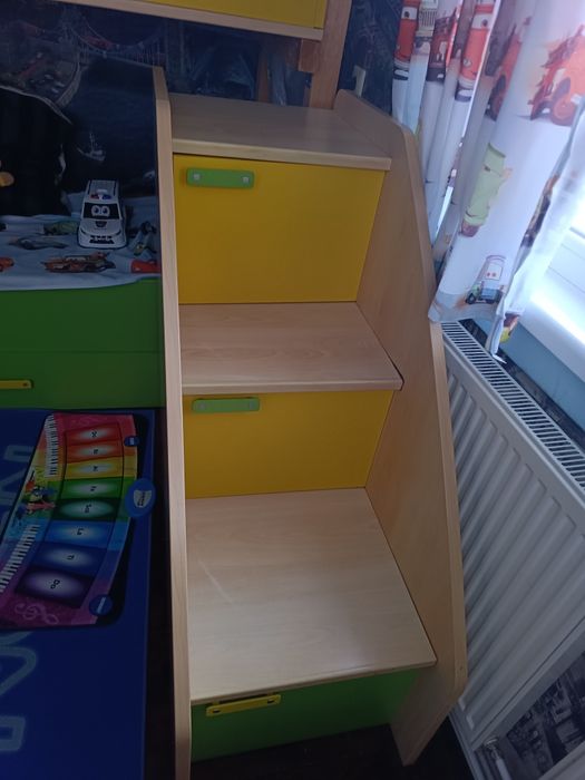 Двуетажно легло с матраци и гардероб