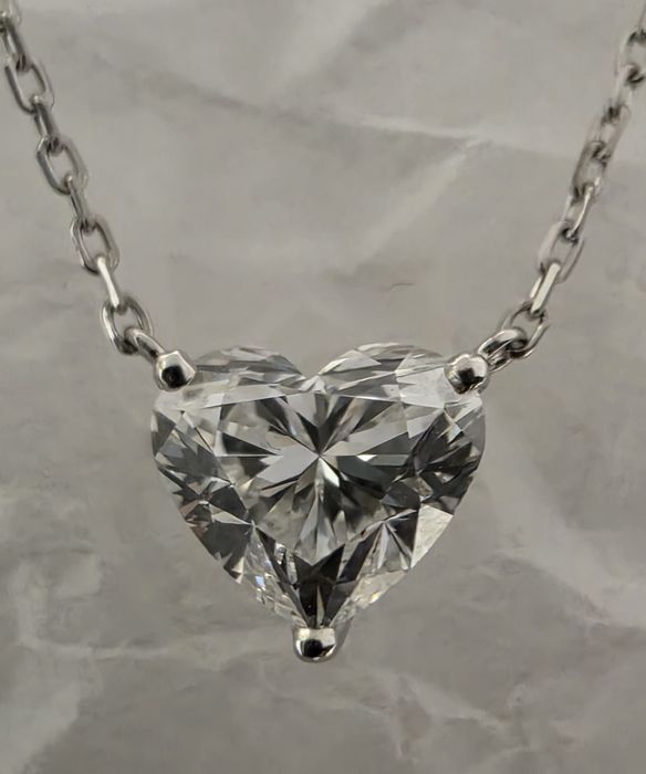 Изящное колье с бриллиантом в форме сердца