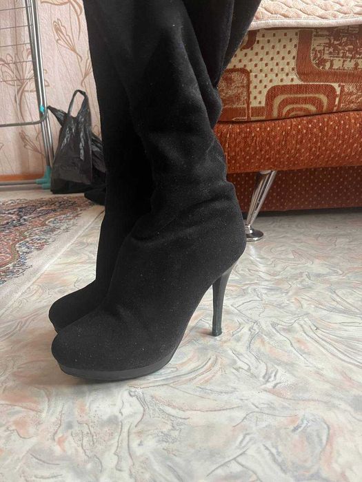 Черные замшевые сапоги