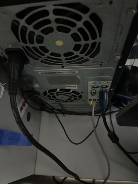 Calculator complet cu două monitoare si periferice, ideal pentru birou și școală