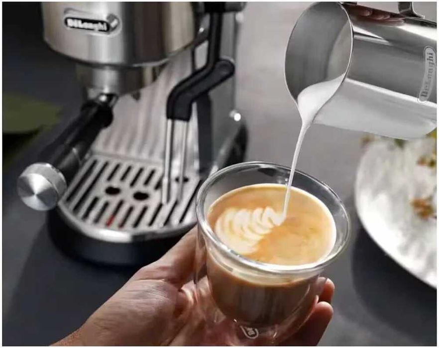 Кофеварка рожковая EC950.M Dedica Maestro Plus серебристый мощность