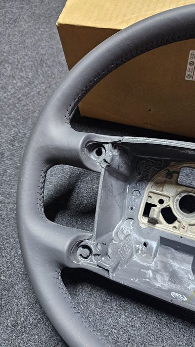 Volan piele nou original Volkswagen Phaeton / Touareg 2002 - 2010

Cod