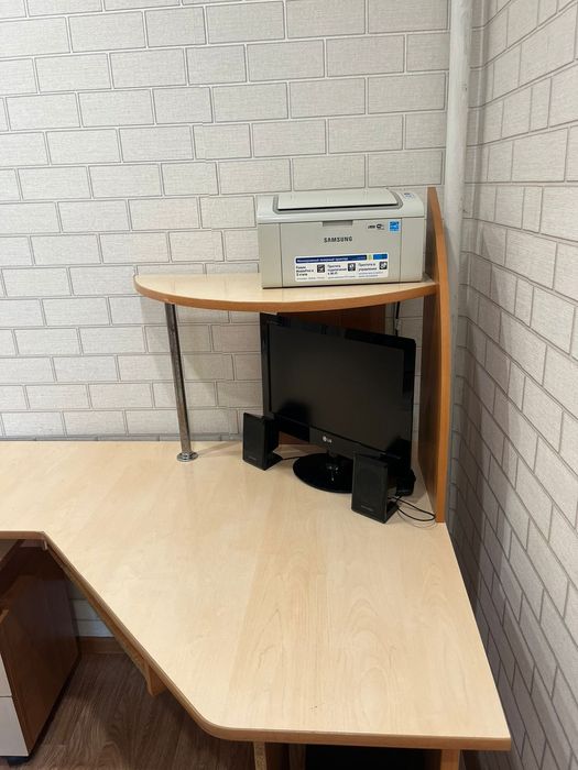 Угловой письменный стол