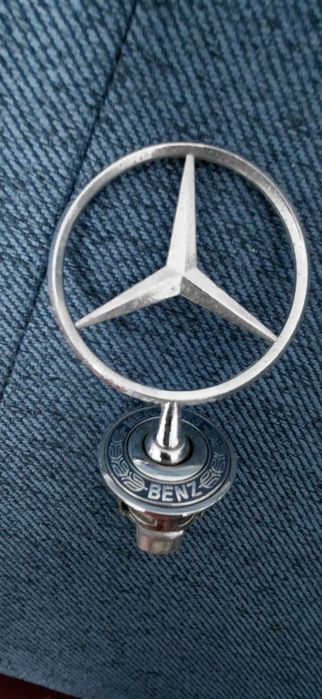 Документа за Mercedes-Benz и емблема