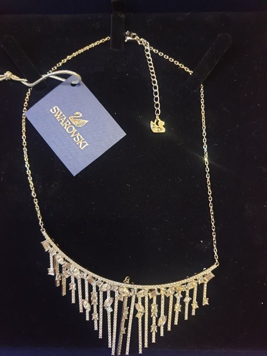 Колье от Svarovski.