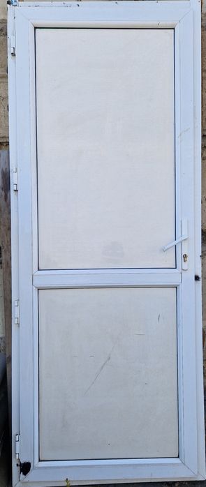 Пластиковая дверь