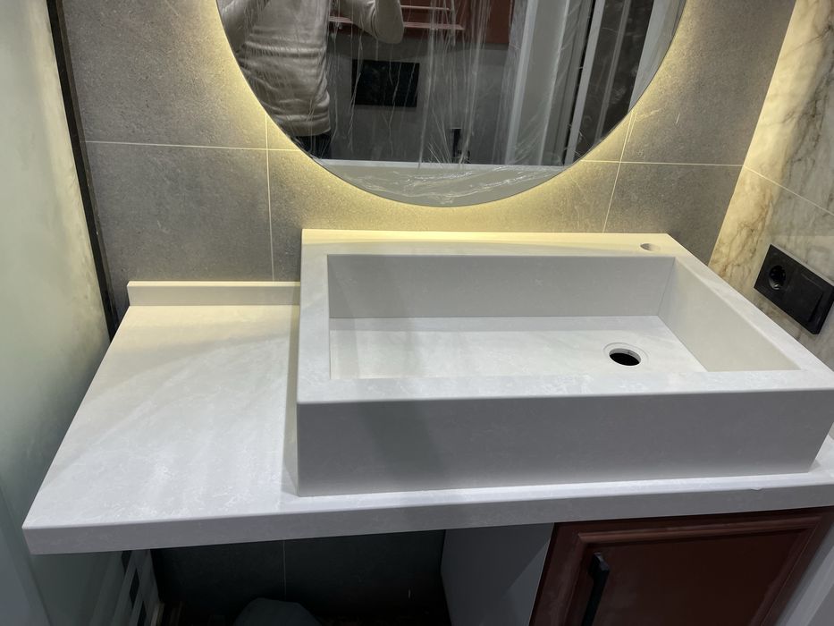 Столешница из искусственного камня кварц и акрил.
