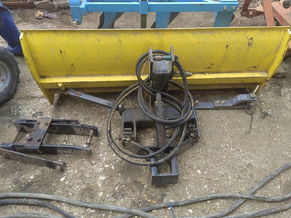 Трактор с челен товарач