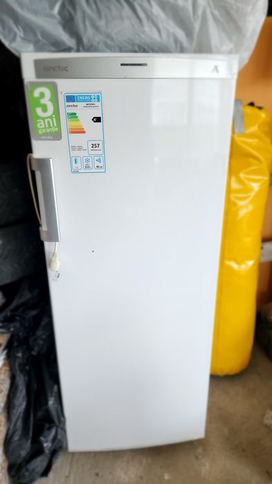 Congelator vertical Arctic A+ folosit nu mai baga rece.