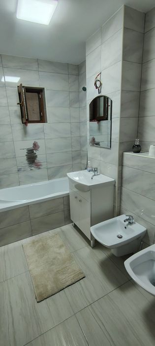 Vând apartament cu 3 camere decomandat.