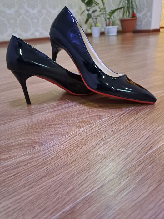 Продам женские туфли