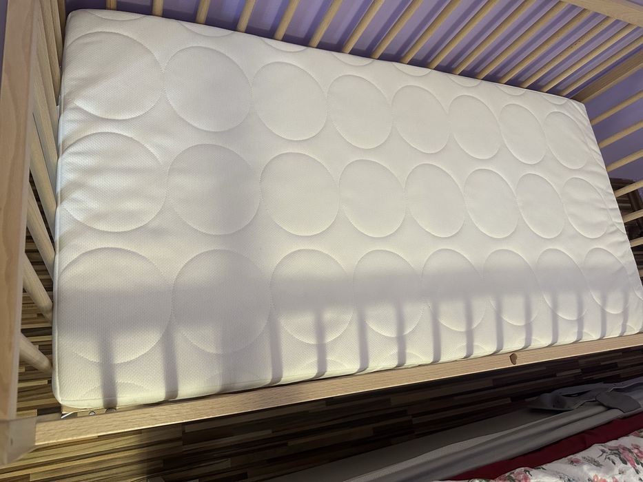 Patut din lemn, Ikea, cu saltea cu spuma, nou