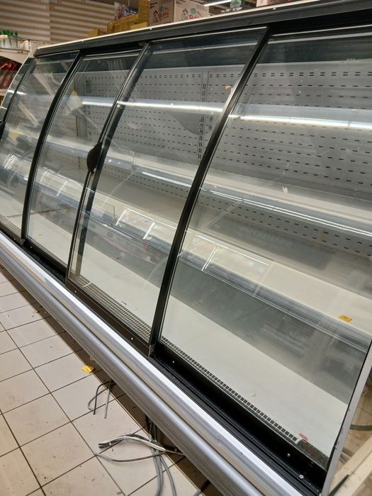Vând vitrine frigorifice verticale