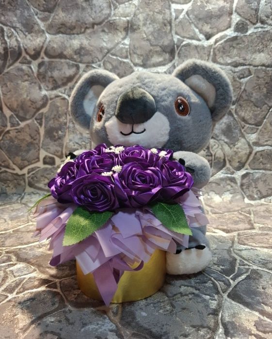 Атласные розы с игрушкой