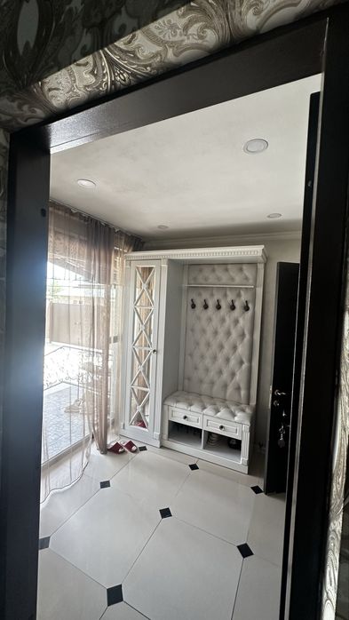 Продам прихожую (шкаф с зеркалом, вешалка, тумба)