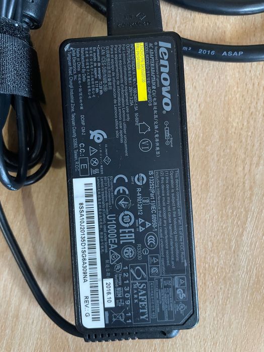 Зарядное устройство от Леново ноутбуков и мини настольных компьютеров.