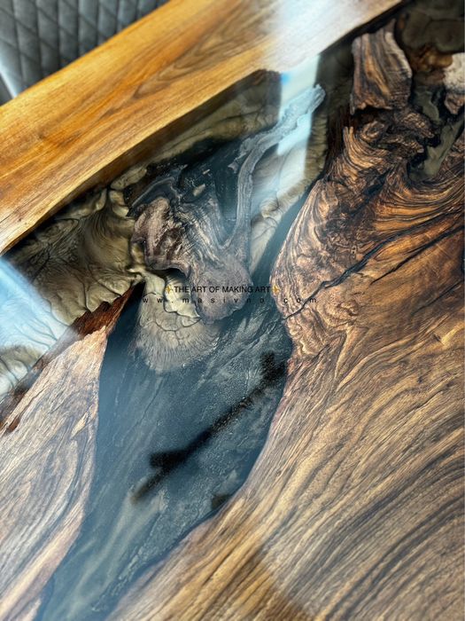 Маса от естествено дърво и епоксидна смола