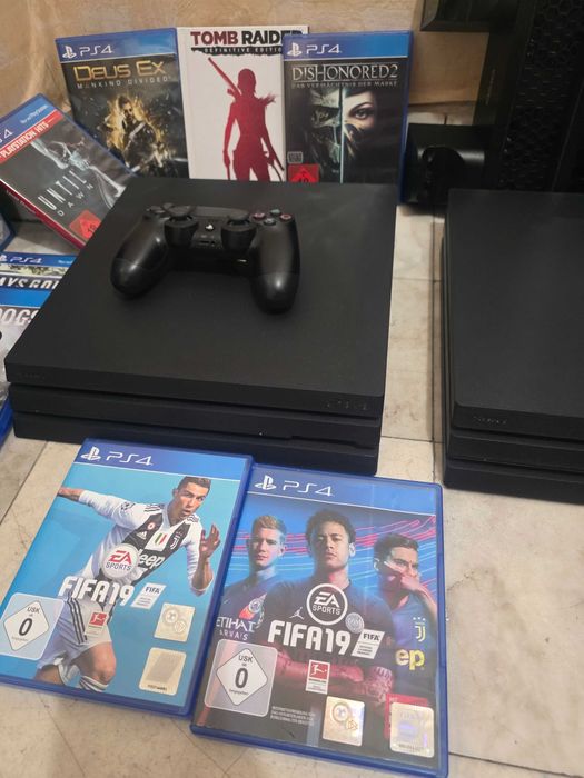PlayStation 4 Pro 1 TB Blackв отлично състояние 2 бр.