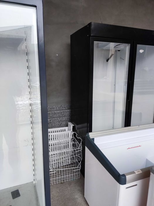 Витрина холодильниклар сотилади. 5 та