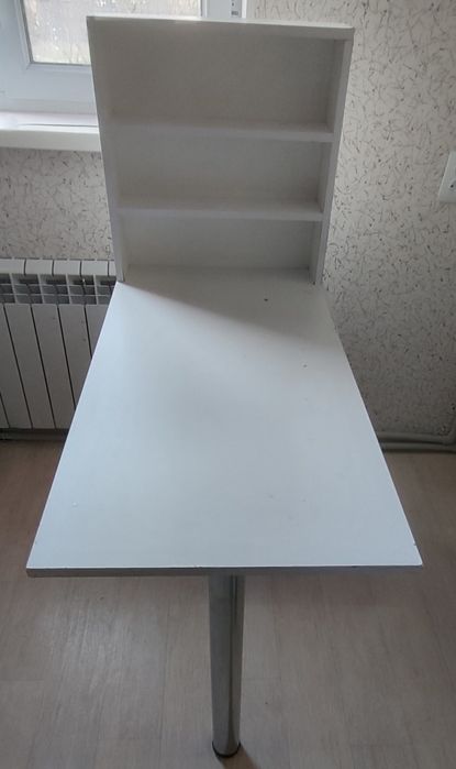 Продаю маникюрный стол