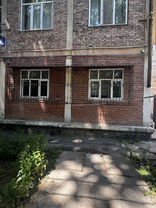 2 ком навои 1 этаж 3 этажного дома!