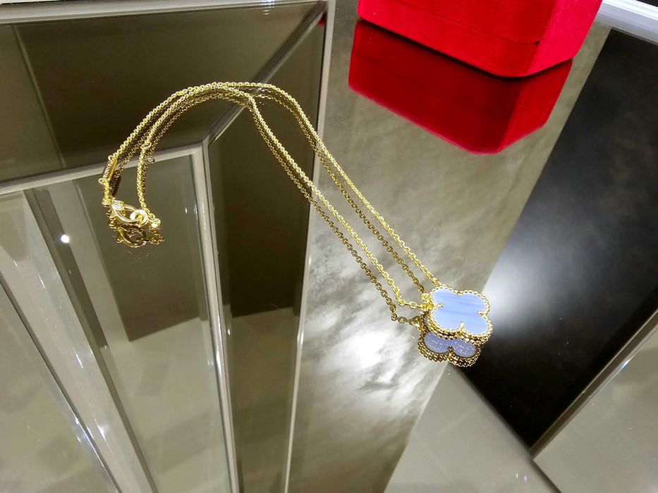 Van Cleef & Arpels VCA Gold Chalcedony Alhambra Clover Дамско Колие