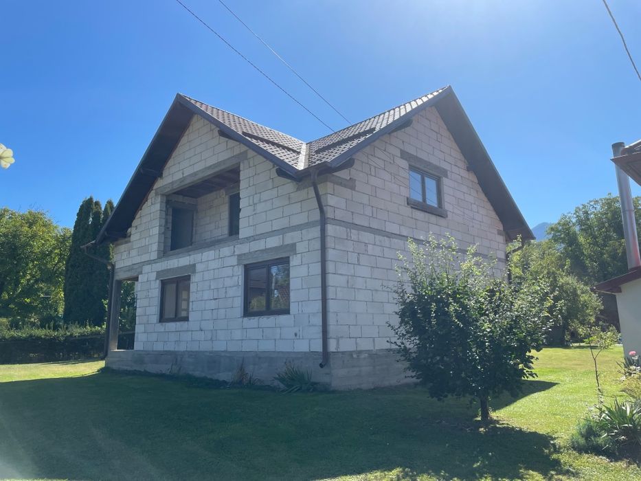 Casa și teren de vânzare