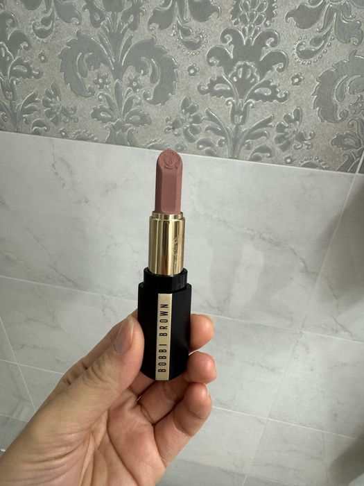 Помада Bobbi Brown