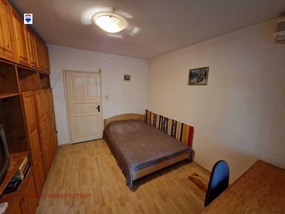 Тристаен апартамент с паркомясто и Ателие за продажба кв. Хъшове