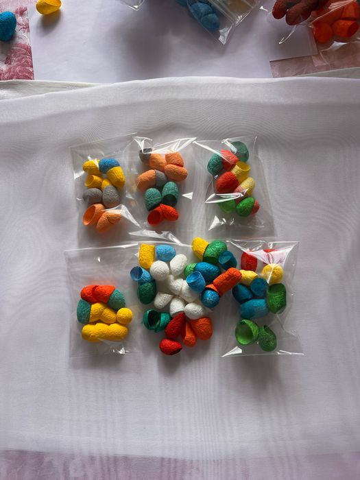 Оцветени копринени пашкули