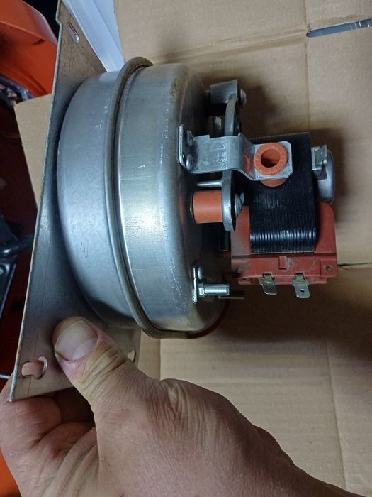 Suflanta soba ulei ars, centrala etc
Este in stare foarte buna
Este la