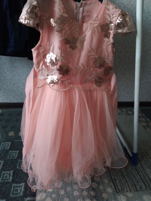 Продам б/у Детские платья