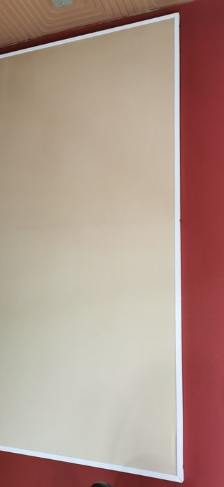 Продавам екран за проектор  стабилна конструкция-  2.91 на 2.07 метра