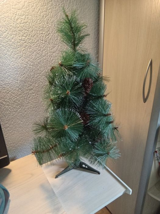Продаю мини ёлку б.у. использовали только в том сезоне 1сезон