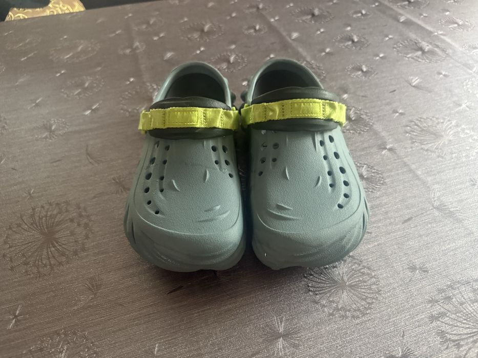 Crocs. Супер удобни.