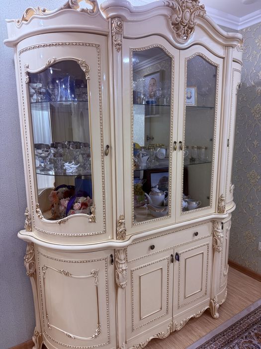 Продается сервизный шкаф+камод